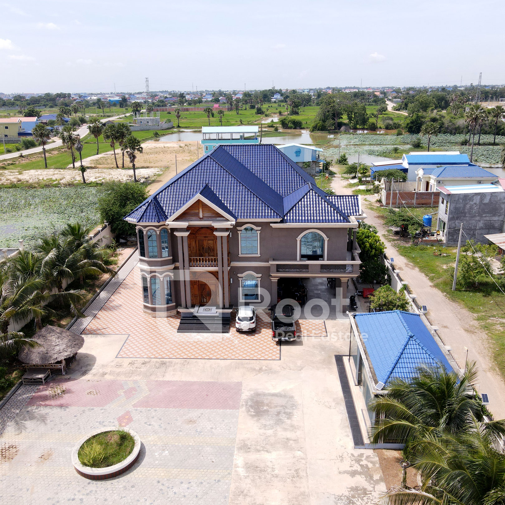 King Villa For Sale on 3 Corner Street Near Wat Phneat