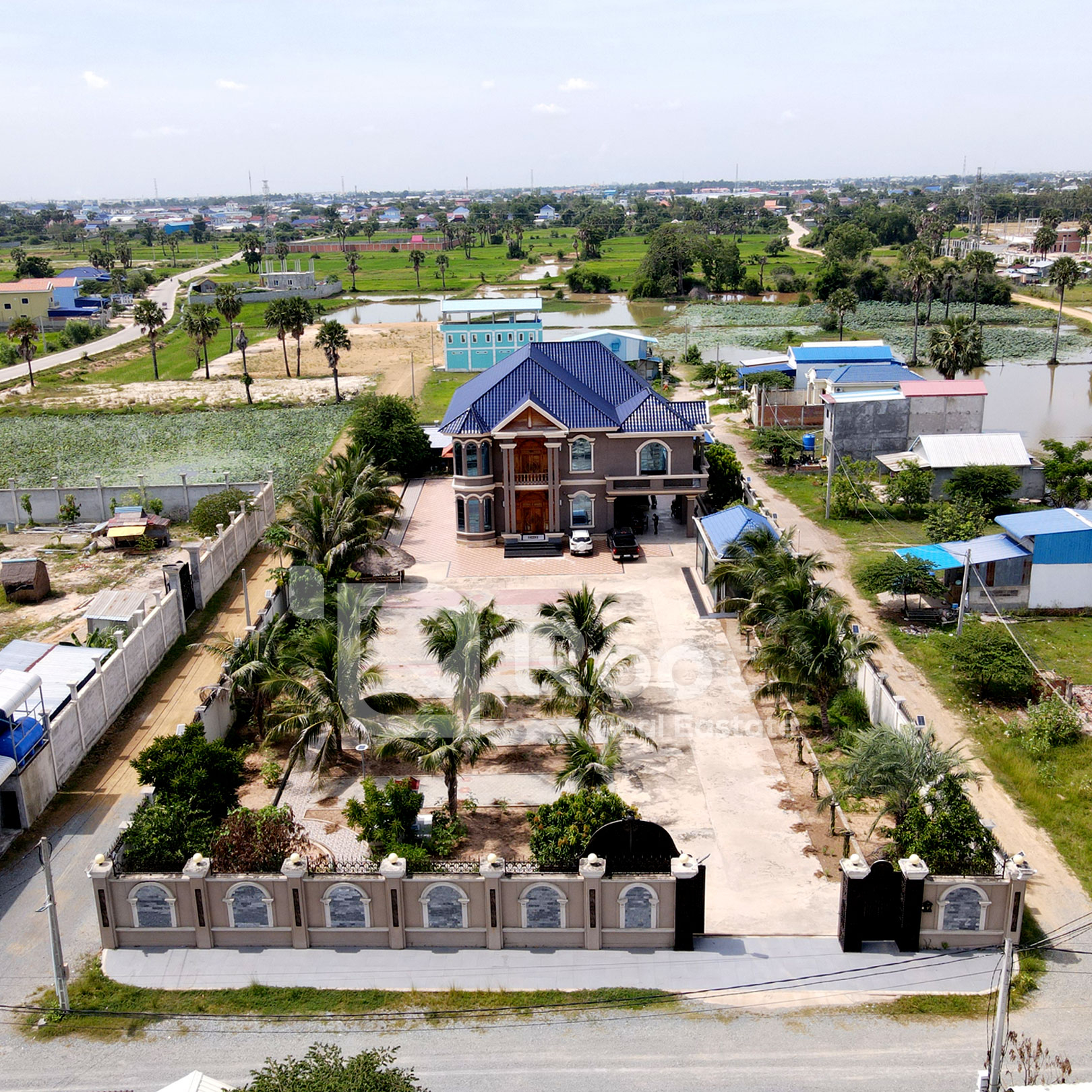 King Villa For Sale on 3 Corner Street Near Wat Phneat