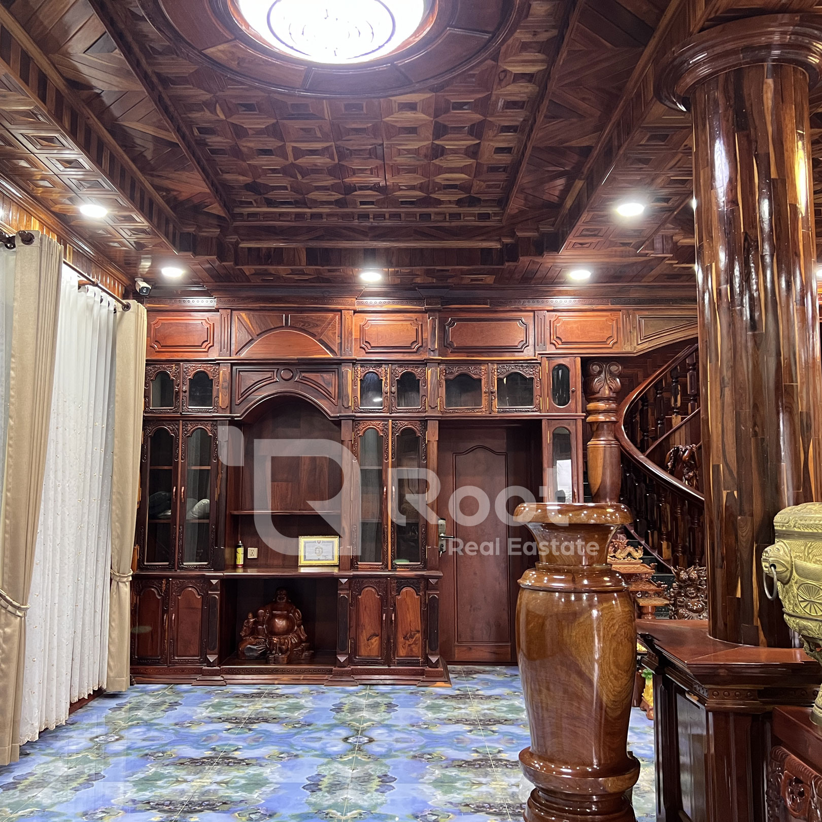 King Villa For Sale on 3 Corner Street Near Wat Phneat