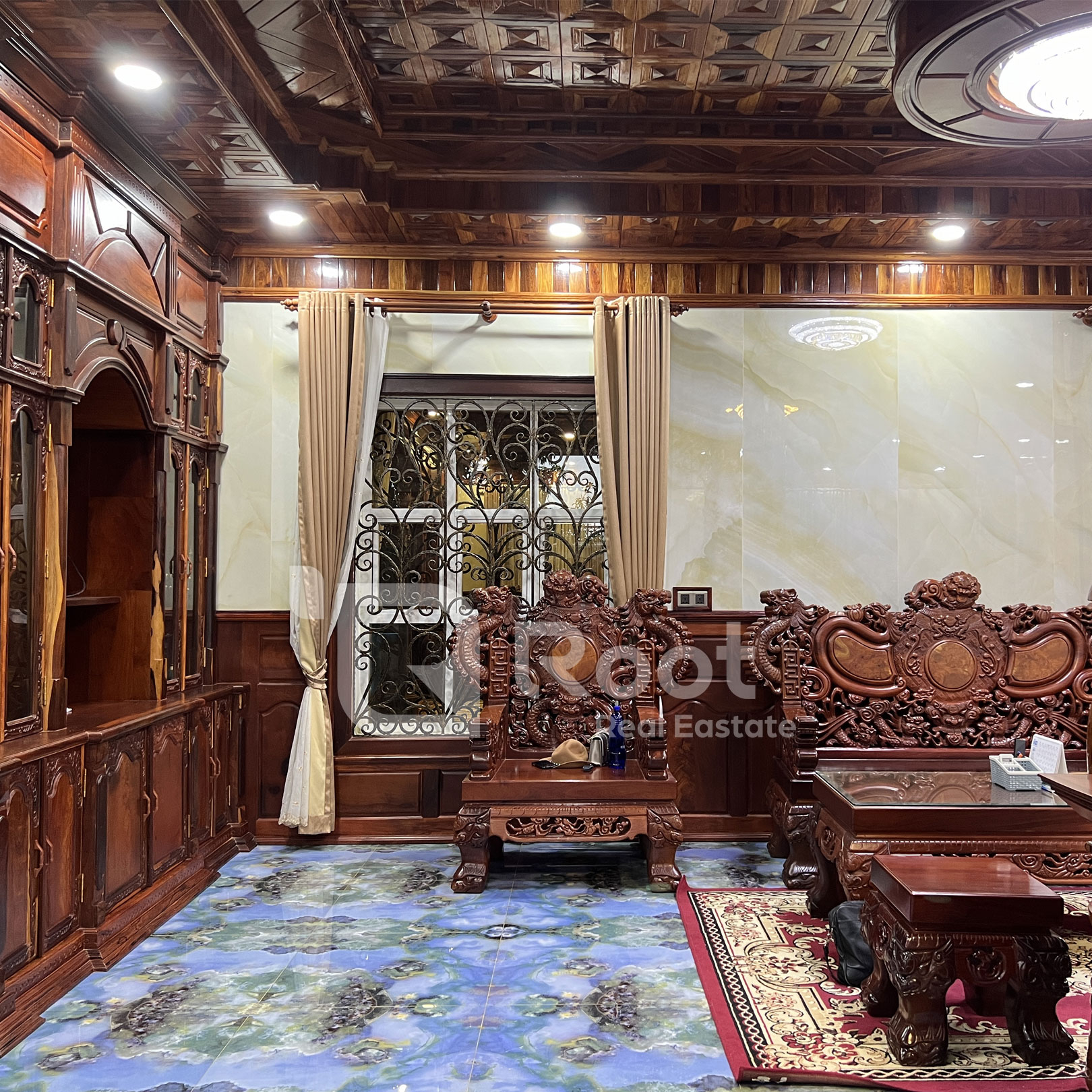 King Villa For Sale on 3 Corner Street Near Wat Phneat