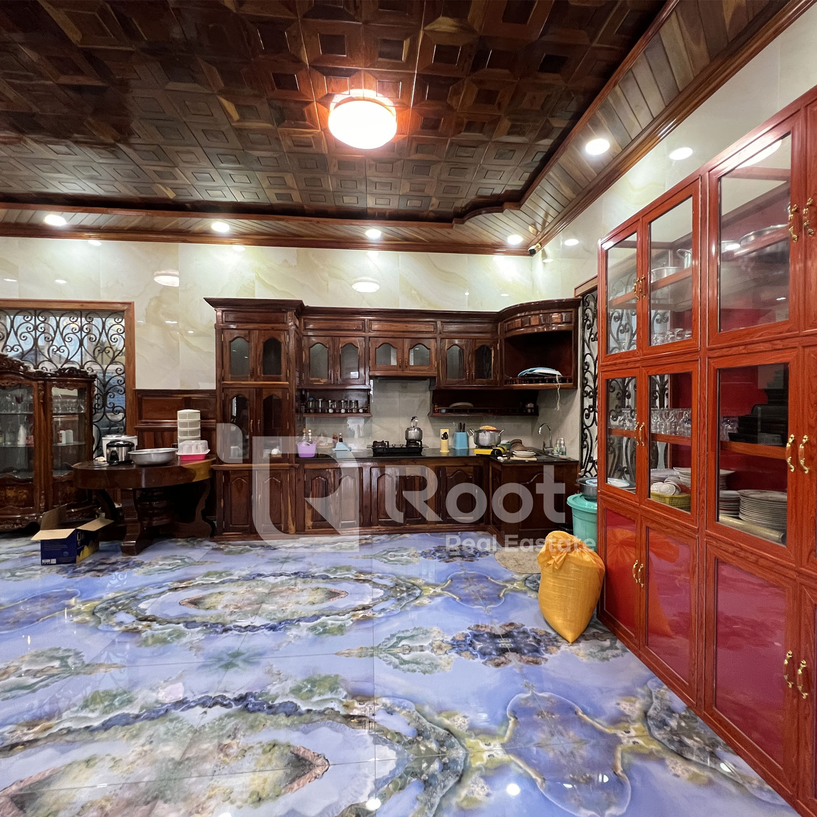 King Villa For Sale on 3 Corner Street Near Wat Phneat