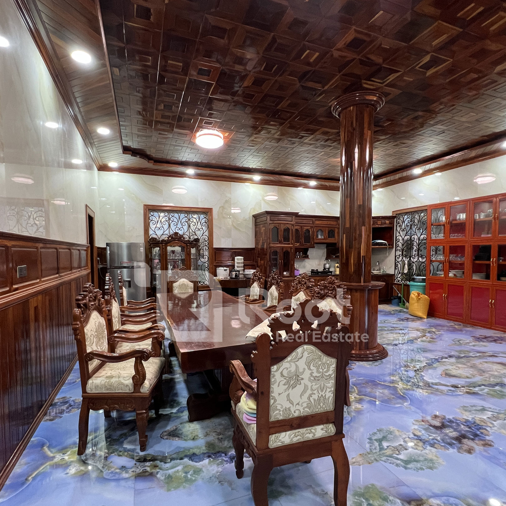 King Villa For Sale on 3 Corner Street Near Wat Phneat